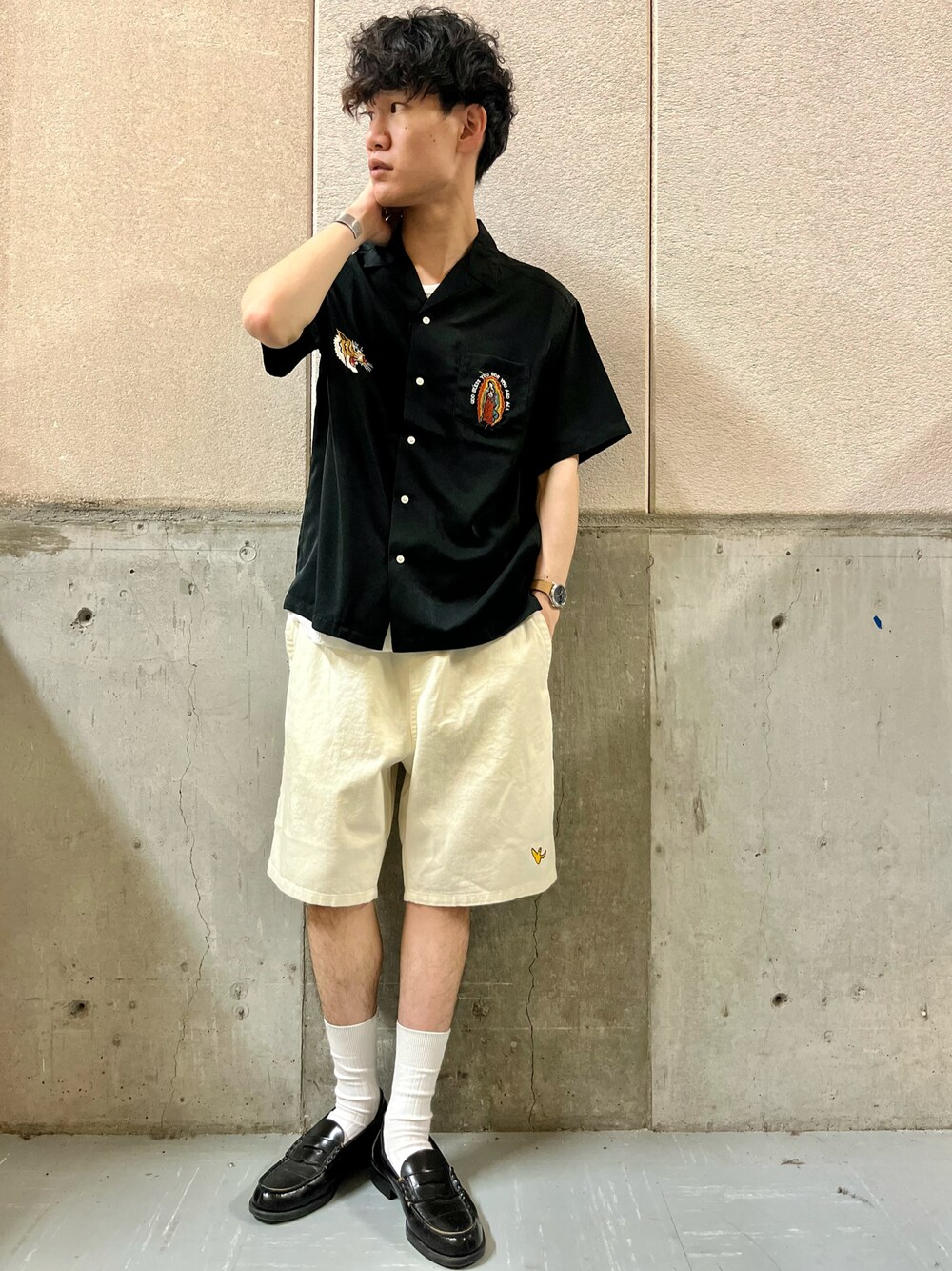 グレー系のシャツ/ブラウス、ホワイト系のその他パンツ、ブラック系のローファーを着用したメンズの春コーディネートの1枚目の写真