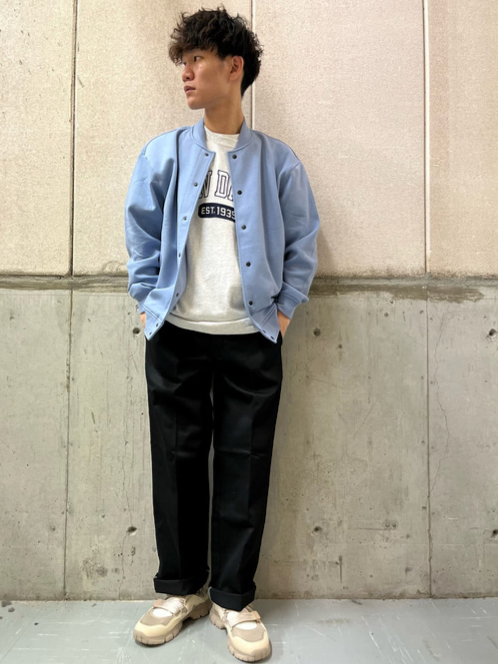 ブラック系のカーゴパンツ、ブルー系のジャケット/アウター、ホワイト系のTシャツ/カットソーを着用したメンズの春コーディネートの1枚目の写真