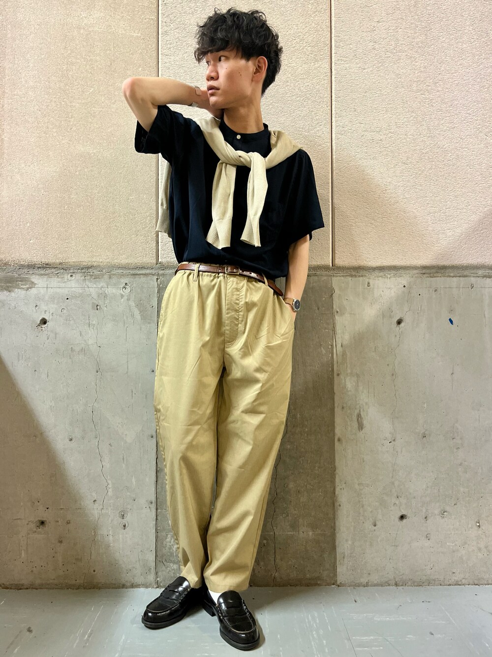 ベージュ系のその他パンツ、ブルー系のシャツ/ブラウス、ホワイト系のカーディガン/ボレロを着用したメンズの夏コーディネートの1枚目の写真