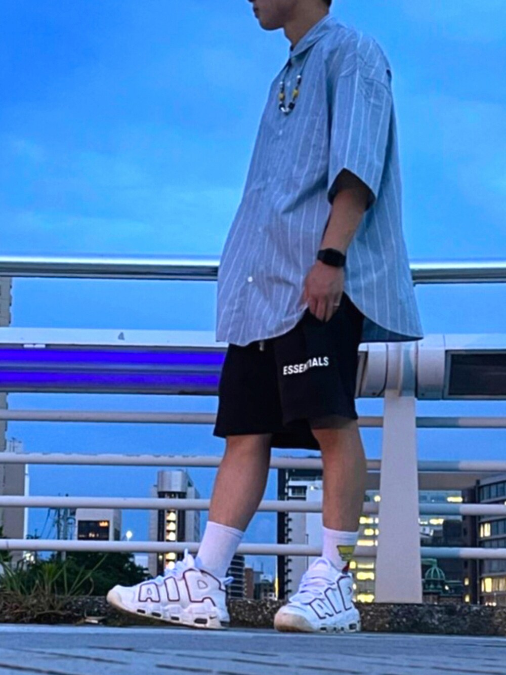 ブルー系のシャツ/ブラウス、ブラック系のその他パンツ、ブラック系のスニーカーを着用したメンズの夏コーディネートの1枚目の写真