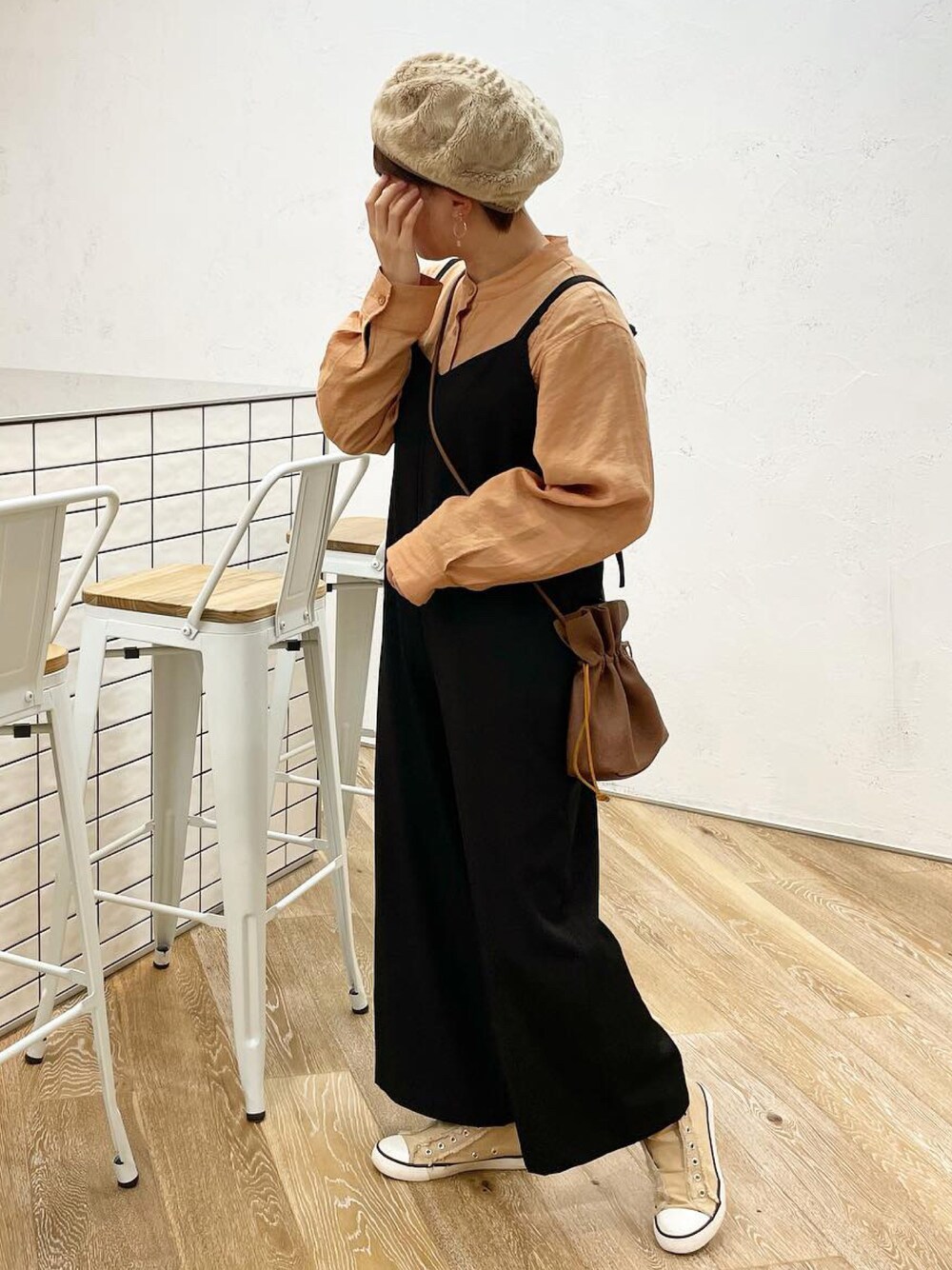 「春コーデ、休日スタイル、大人カジュアル、ラクチンコーデ、春先取り、ゆるコーデ、いいね、save、フォローお願いします🤑、お洒落さんとつながりたい、シンプルコーデ、シャツスタイル、ブラウス、シャツ、ロンパース、ベレー帽、ファー小物」｜「kutirのヨークフラップシャツ（シャツ/ブラウス、オレンジ系）」を使った、emiさん（レディース・153cm）の冬コーディネートの1枚目の写真