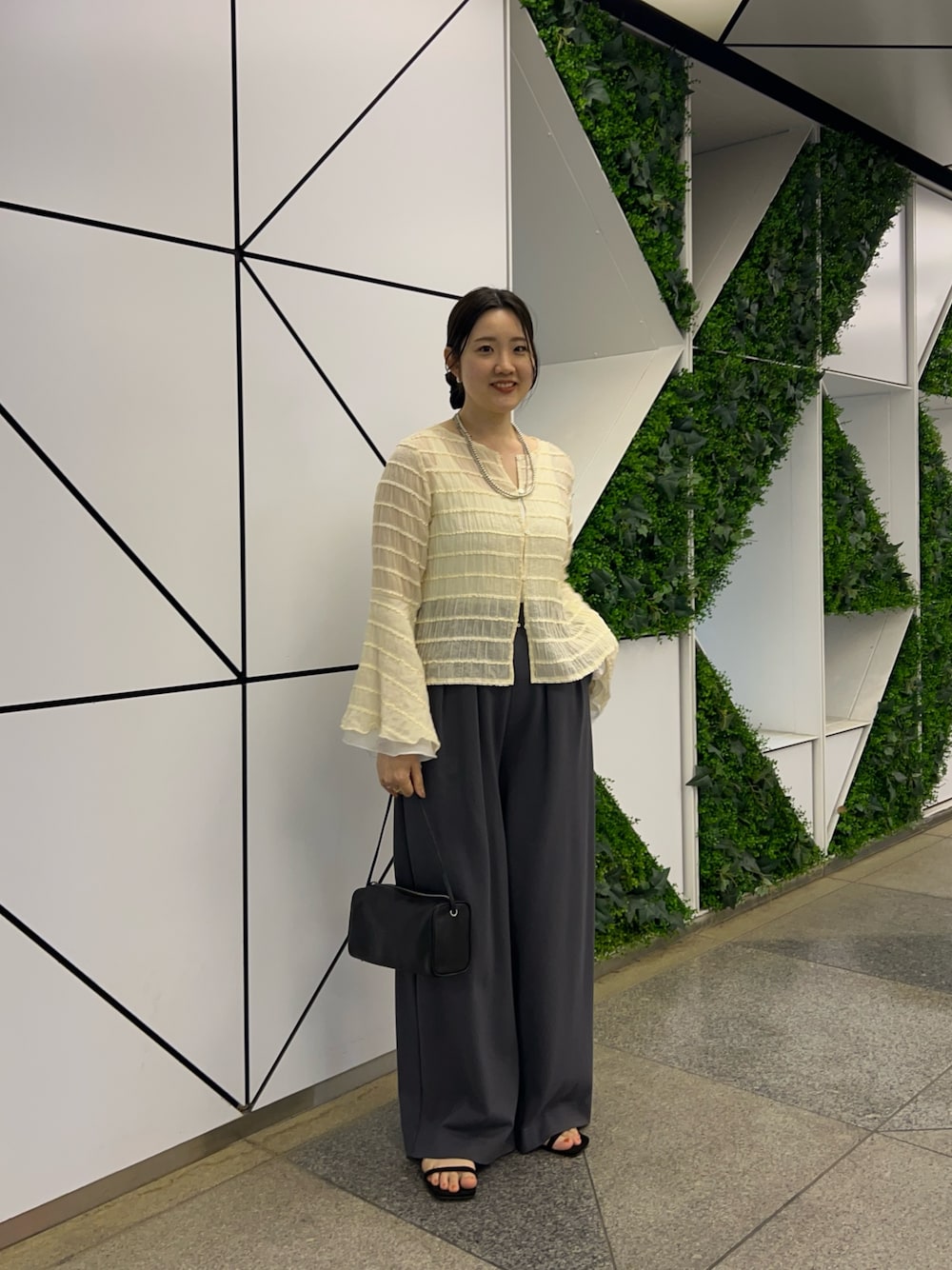 「春色、春めき満開コーデ、春コーデ、大人カジュアル、休日スタイル、デートコーデ、お出かけコーデ、シアートップス、ショルダーバッグ、春服、ワイドパンツ、ブラウス、ブラウスコーデ、フレアスリーブ、骨格ストレート」｜「SHENERYの《WEB限定》《贅沢素材を使った》フレアスリーブジャガードブラウス（シャツ/ブラウス、ホワイト系）」を使った、KOMORI_166cmさん（レディース・166cm）の春コーディネートの1枚目の写真