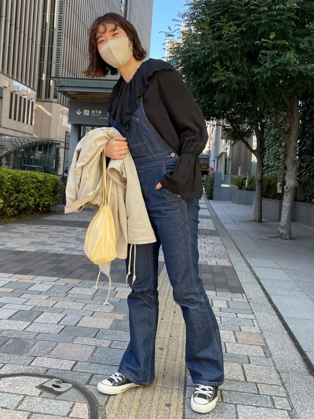 「巾着バッグ、オーバーオール、今日のコーデ、レイヤードスタイル、骨格ストレート、着回しコーデ、大人カジュアル、高身長女子、高身長コーデ、コンバース、デニム、お洒落さんとつながりたい、ootd、オトナカジュアル、サロペット」｜「SHENERYのフレアデニムオーバーオール（サロペット/オーバーオール、ブルー系）」を使った、KOMORI_166cmさん（レディース・166cm）の冬コーディネートの1枚目の写真