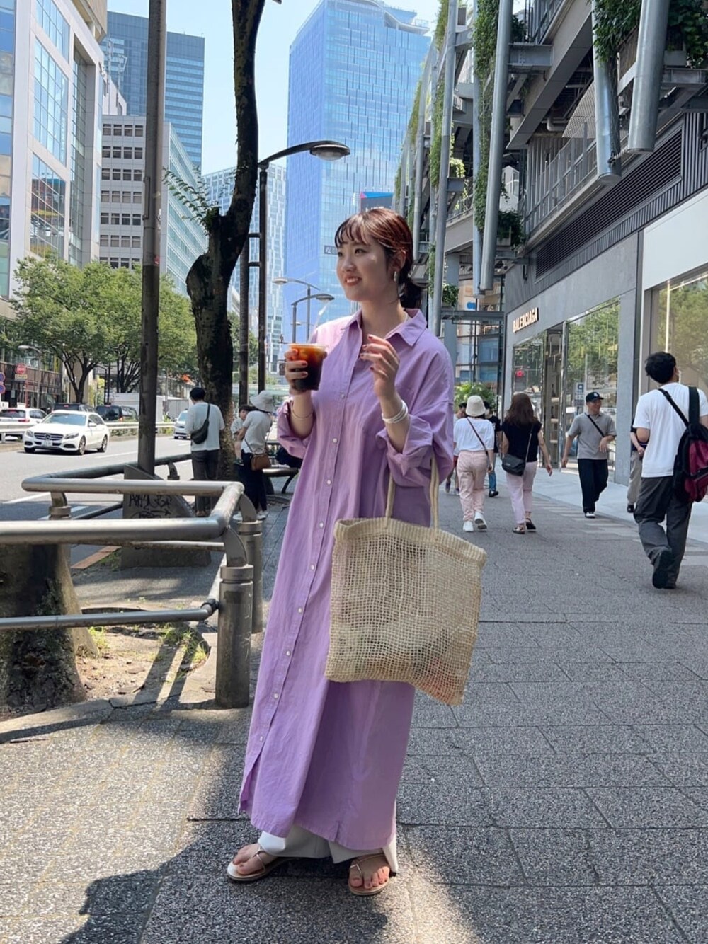 ホワイト系のワンピース/ドレス、グレー系のその他パンツ、シルバー系のサンダルを着用したレディースの夏コーディネートの1枚目の写真