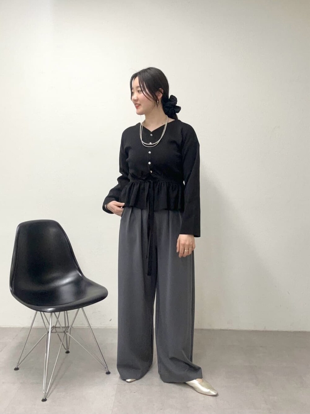 「カジュアルスタイル、休日スタイル、おでかけコーデ、オトナ女子、オトナカジュアル、通勤コーデ、ワイドパンツ、ぺプラムトップス、ぺプラム、骨格ストレート、着痩せ・細見え、女子会コーデ、キレイめカジュアル、いいね、save、フォローお願いします🤑、春ニット」｜「SHENERYの《3way仕様》《ウエスト細見え効果》3WAYペプラムニット（ニット/セーター、ブラック系）」を使った、KOMORI_166cmさん（レディース・166cm）の春コーディネートの1枚目の写真
