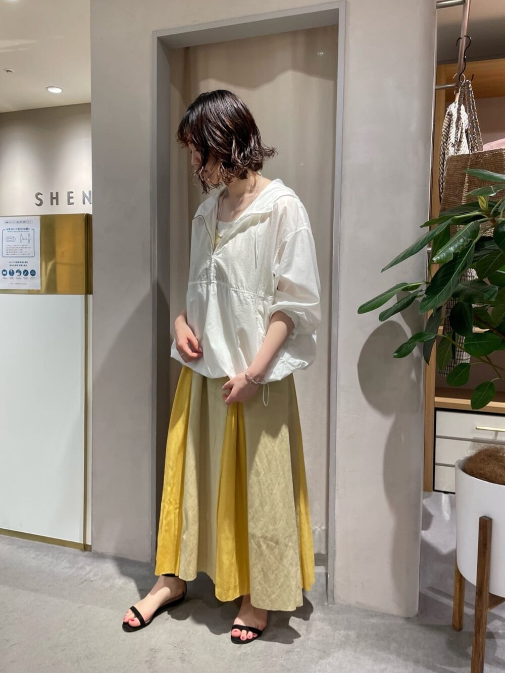 「イエロー、ロングワンピース、春コーデ、アノラックパーカー、カラーコーデ、春カラー、フラットサンダル、アノラック、キャミワンピース、ワンピース、カラー×コーデ、ワンピースコーデ、春夏コーデ、お花見、オトナカジュアル」｜「SHENERYのワッシャーアノラックパーカー（ブルゾン、ホワイト系）」を使った、KOMORI_166cmさん（レディース・166cm）の春コーディネートの1枚目の写真