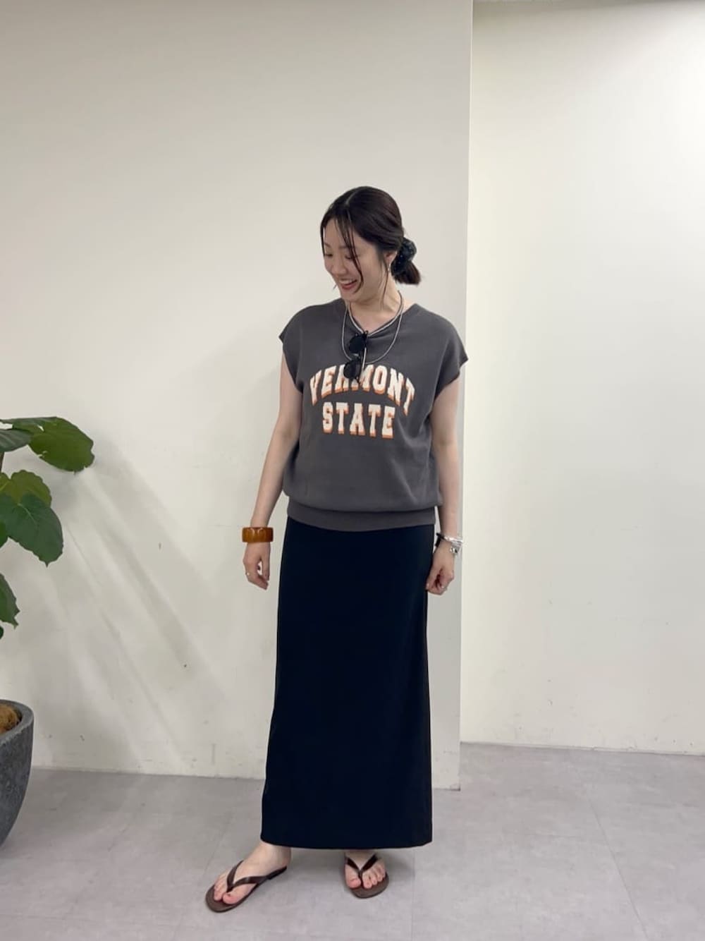 「モノトーン、スポーツミックス、サンダル、お出かけコーデ、きれいめカジュアル、初夏コーデ、オトナカワイイ、着回しコーデ、キレイめ、ベーシック、大人女子、タイトスカート、ロゴニット、フレンチスリーブ、モノトーンコーデ」｜「SHENERYの《リニューアル》ウォッシャブルロゴニット（ニット/セーター、グレー系）」を使った、KOMORI_166cmさん（レディース・166cm）の春コーディネートの1枚目の写真