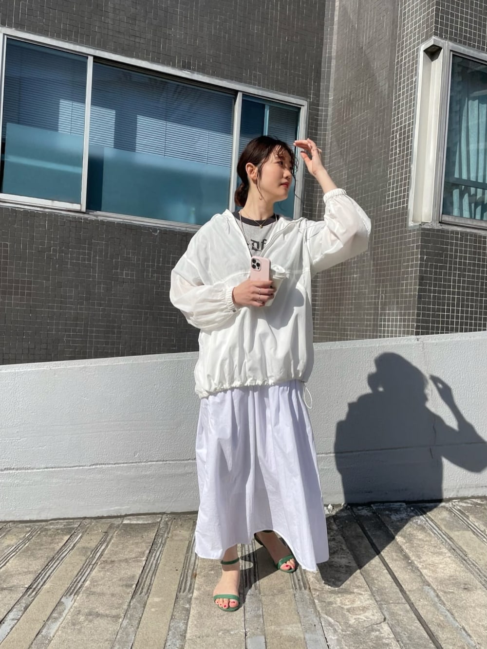 「アノラックパーカー、ロンT、リンガーTシャツ、淡色コーデ、オールホワイト、ホワイトコーデ、ホワイト、アノラック、カジュアル、着回しコーデ、春夏コーデ、オトナカジュアル、ワントーンコーデ、シアートップス、春コーデ」｜「SHENERYのストラップサンダル（サンダル、グリーン系）」を使った、KOMORI_166cmさん（レディース・166cm）の春コーディネートの1枚目の写真