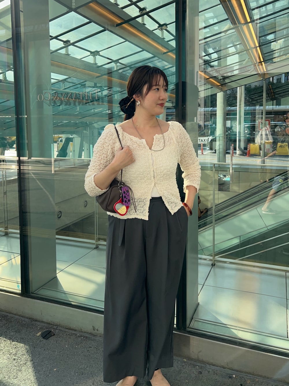 ホワイト系のシャツ/ブラウス、グレー系のその他パンツを着用したレディースの秋コーディネートの1枚目の写真