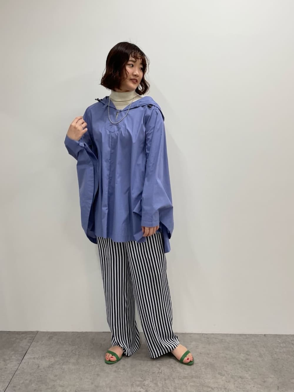 「サスティナブル、ポンチョ、パッカブル、ストライプパンツ、グリーン、カラーパンツ、ポンチョコート、SHENERY、ストライプ、春コーデ、雨の日コーデ、レインコート、撥水加工、レインポンチョ、サステナブル」｜「SHENERYのサテンストライプイージーパンツ（その他パンツ、ブルー系）」を使った、KOMORI_166cmさん（レディース・166cm）の春コーディネートの1枚目の写真