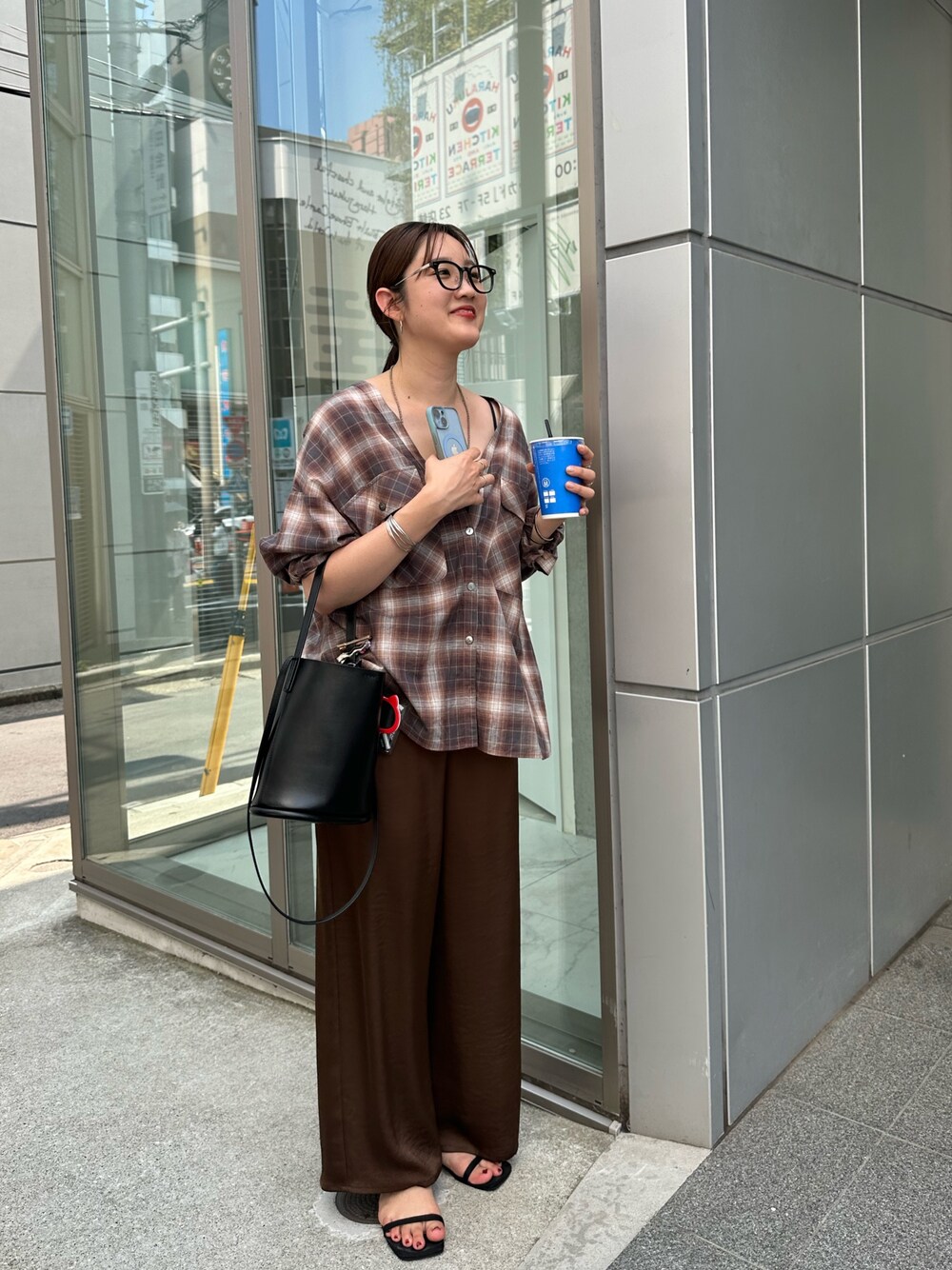 ブラウン系のシャツ/ブラウス、ブラウン系のその他パンツを着用したレディースの夏コーディネートの1枚目の写真