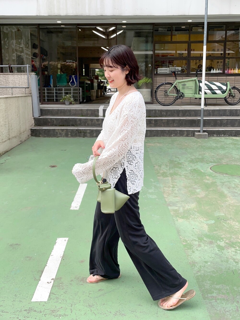 ブラック系のその他パンツ、ホワイト系のシャツ/ブラウス、シルバー系のサンダルを着用したレディースの春コーディネートの1枚目の写真