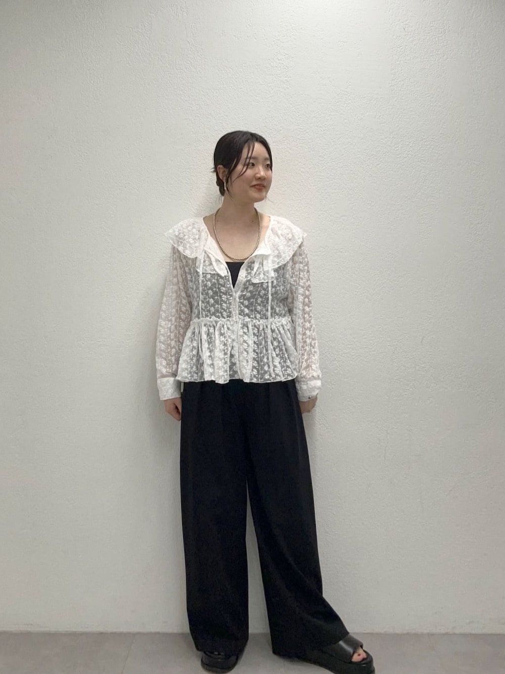 「春コーデ、春めき満開コーデ、お洒落さんとつながりたい、今日のコーデ、ワイドパンツ、ブラウスコーデ、ブラウス、モノトーン、モノトーンコーデ、骨格ストレート、大人カジュアル、休日スタイル、お出かけコーデ、オトナ女子、春夏コーデ」｜「SHENERYの《旬のレースアイテム》フリルカラーブラウス（シャツ/ブラウス、ホワイト系）」を使った、KOMORI_166cmさん（レディース・166cm）の春コーディネートの1枚目の写真