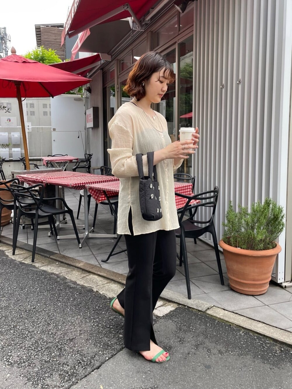ブラック系のその他パンツ、グリーン系のサンダル、ブラック系のトートバッグを着用したレディースの夏コーディネートの1枚目の写真
