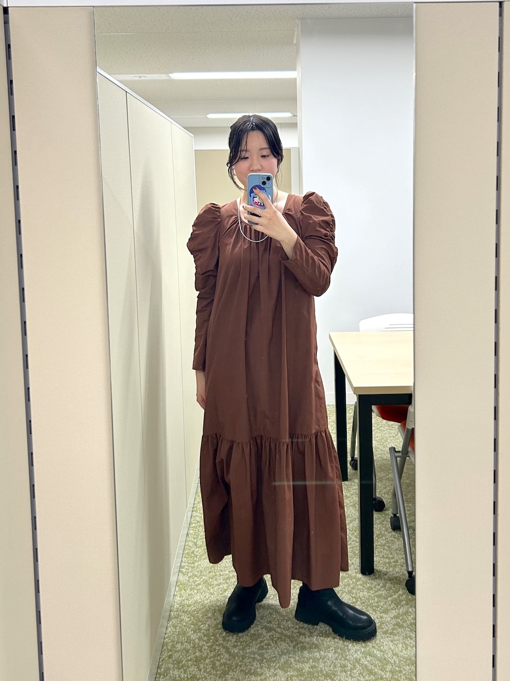 「おでかけコーデ、春服、ワンピース、春コーデ、ティアード、ティアードワンピース、ブラウン、ワンピーススタイル、ワンピースコーデ、SHENERY、高身長コーデ、ブルべ夏、大人かわいい、大人カジュアル、オトナカジュアル」｜「SHENERYのギャザーショルダーマキシドレス（ワンピース、ブラウン系）」を使った、KOMORI_166cmさん（レディース・166cm）の冬コーディネートの1枚目の写真