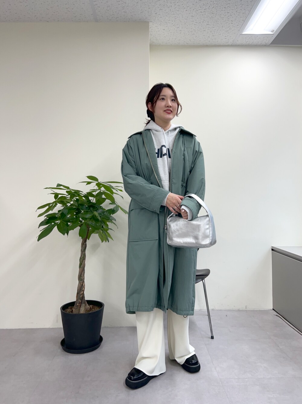 「ロングコート、スウェット、冬コーデ、お出かけコーデ、パーカー、冬アウター、韓国ファッション、骨格ストレート、中綿ジャケット、フーディー、ワイドパンツ、ローファー、厚底シューズ、グリーン、アウター」｜「SHENERYの中綿ロングコート（その他アウター、グリーン系）」を使った、KOMORI_166cmさん（レディース・166cm）の秋コーディネートの1枚目の写真