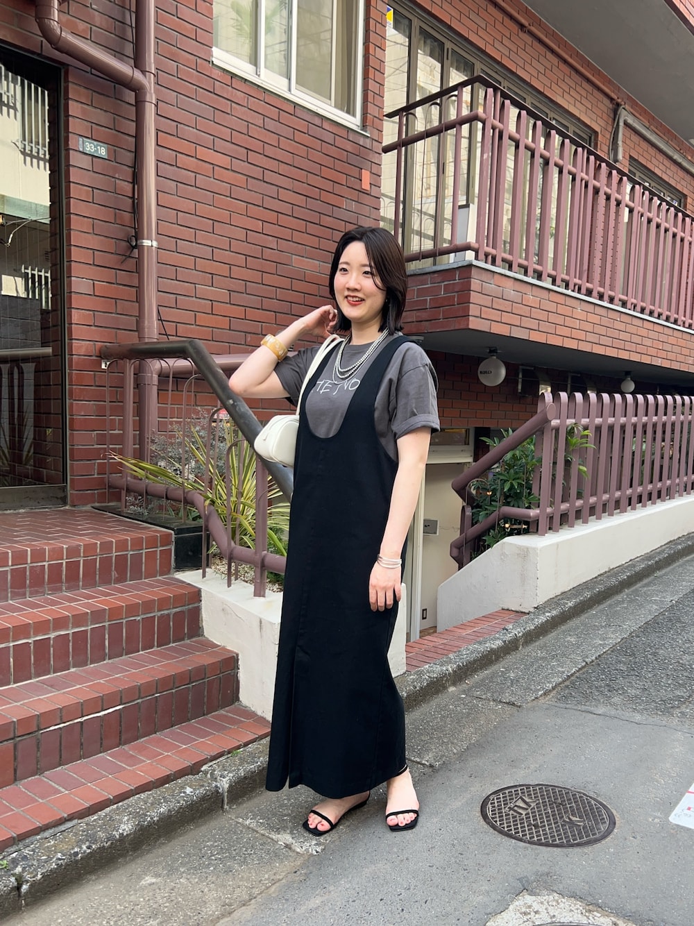 「大人カジュアル、最近のいい感じコーデ、モノトーン、春夏コーデ、シンプルコーデ、ワンピース、レイヤードスタイル、韓国ファッション、きれいめカジュアル、休日スタイル、サンダル、カジュアルコーデ、大人女子、オトナカジュアル、今日のコーデ」｜「SHENERYの《コーデのアクセントに》rakugaki ロゴTee（Tシャツ/カットソー、ホワイト系）」を使った、KOMORI_166cmさん（レディース・166cm）の春コーディネートの1枚目の写真
