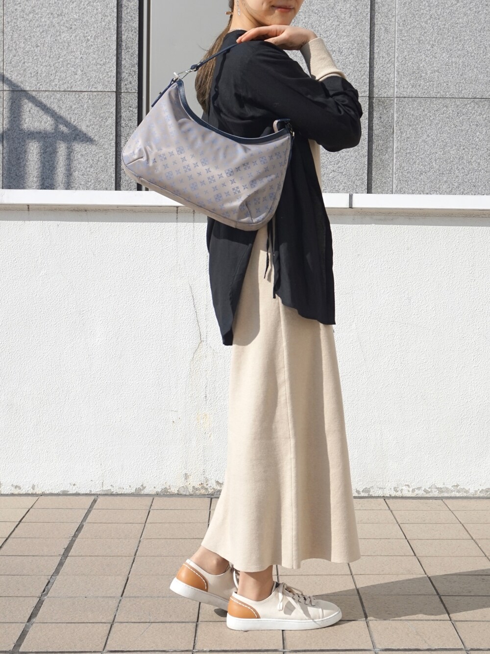 グレー系のショルダーバッグ、ブラック系のシャツ/ブラウス、ホワイト系のワンピースを着用したレディースの春コーディネートの2枚目の写真