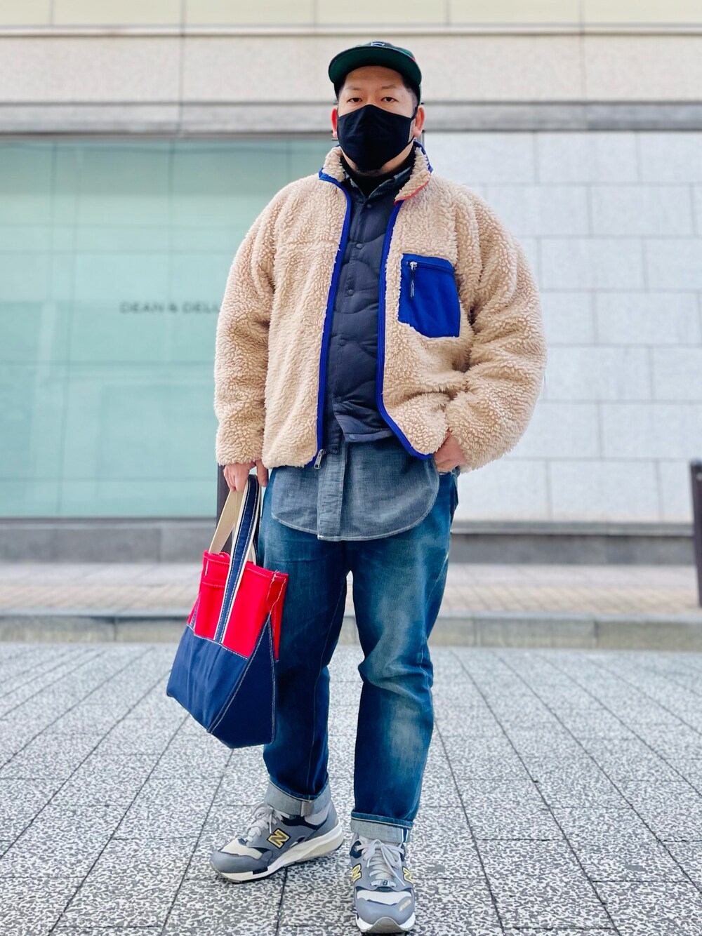 「シンプル、シンプルコーデ、休日スタイル、休日コーデ、大人カジュアル、カジュアルコーデ、カジュアル、ダウンベスト、patagonia、シャツスタイル、デニム、キャップ、トートバッグ」｜「UNIQLOのアイテム（ダウンベスト、ブラック系）」を使った、SuGaKeNさん（メンズ・170cm）の冬コーディネートの1枚目の写真