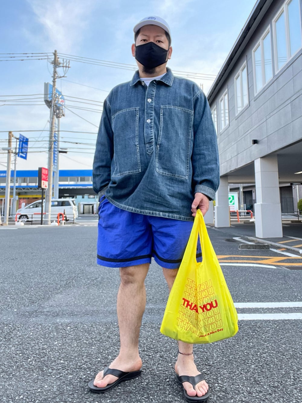 ブルー系のシャツ/ブラウス、ブルー系のパンツ、イエロー系のエコバッグ/サブバッグを着用したメンズの春コーディネートの1枚目の写真