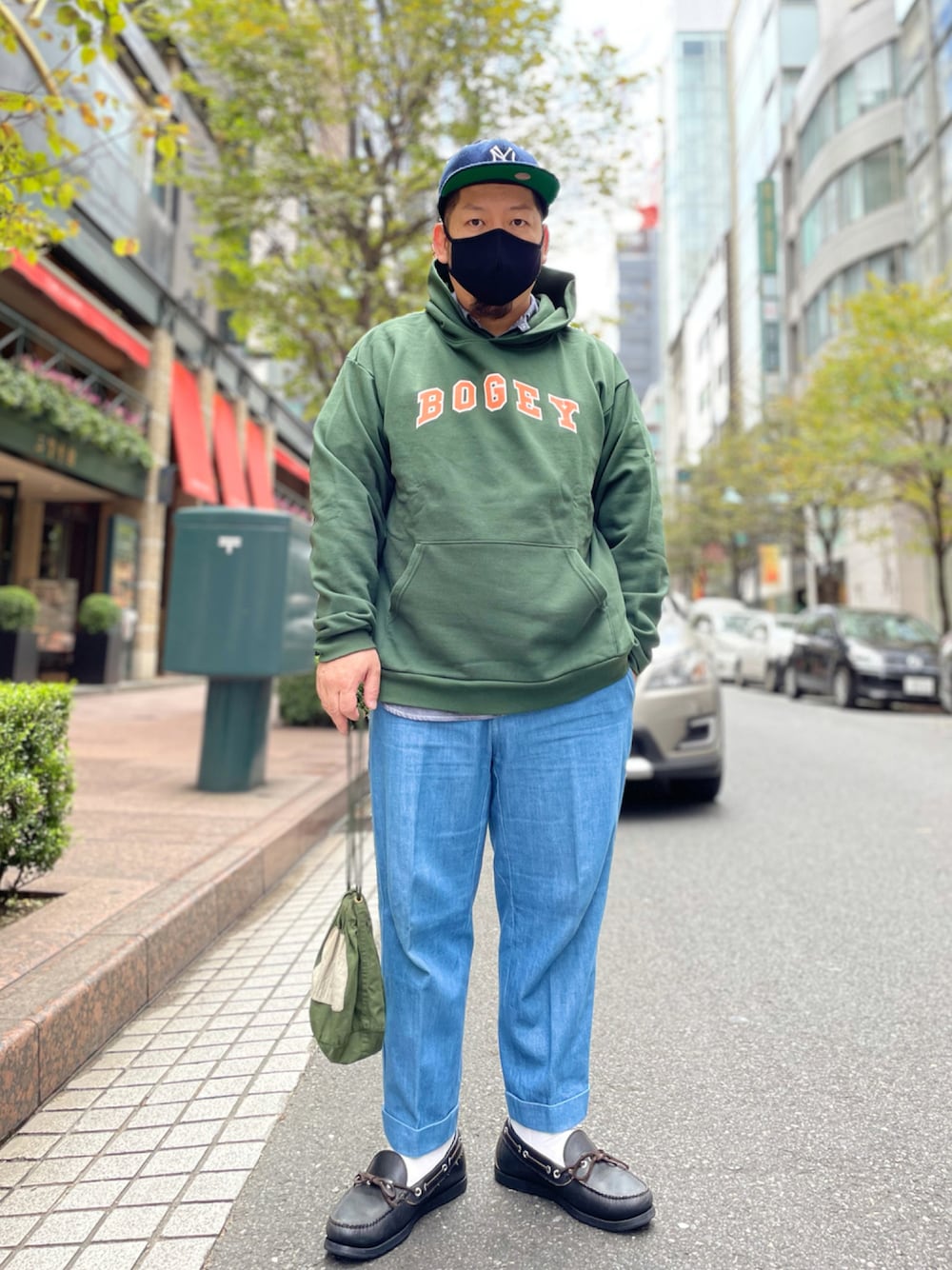 「パーカー、秋のコーデ、大人カジュアル、休日スタイル、巾着バッグ、シャツスタイル、ミニバッグ、アメリカ製、Made in USA、マンシングウェア、MUNSINGWEAR、BARNSTORMER、パーソナルエフェクトバッグ、バーンストーマー」｜「Munsingwear Grand-SlamのMADE IN USA BOGEYプリント裏起毛パーカー（パーカー、グリーン系）」を使った、SuGaKeNさん（メンズ・170cm）の秋コーディネートの1枚目の写真