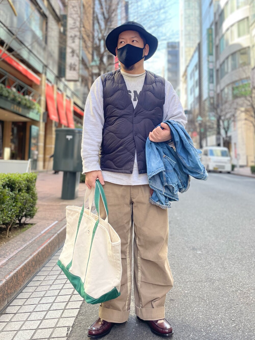「ローファー、シンプルコーデ、大人カジュアル、休日スタイル、冬コーデ、カジュアル、ダウンベスト、ミリタリー、トートバッグ、ハット、ミリタリーパンツ、マンシングウェア、MUNSINGWEAR、リバースウィーブ」｜「Championのアイテム（スウェット、グレー系）」を使った、SuGaKeNさん（メンズ・170cm）の冬コーディネートの1枚目の写真