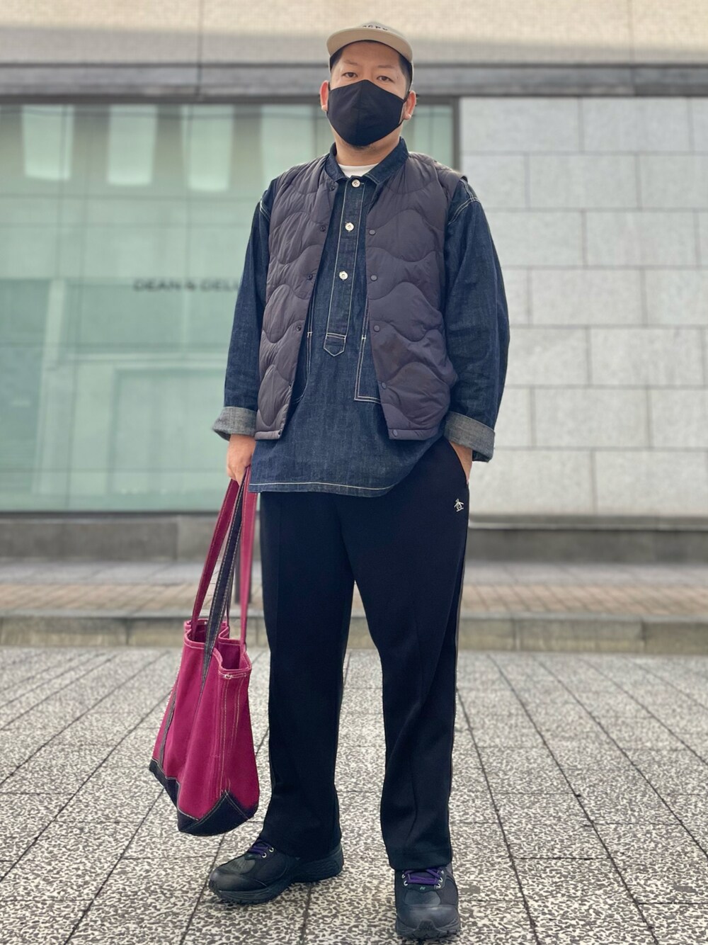 「休日コーデ、シンプル、ミリタリー、大人カジュアル、休日スタイル、シンプルコーデ、シャツスタイル、デニム、トラックパンツ、ダウンベスト、キャップ、トートバッグ、ニューバランス、マンシングウェア、MUNSINGWEAR」｜「UNIQLOのアイテム（ダウンベスト、ブラック系）」を使った、SuGaKeNさん（メンズ・170cm）の秋コーディネートの1枚目の写真