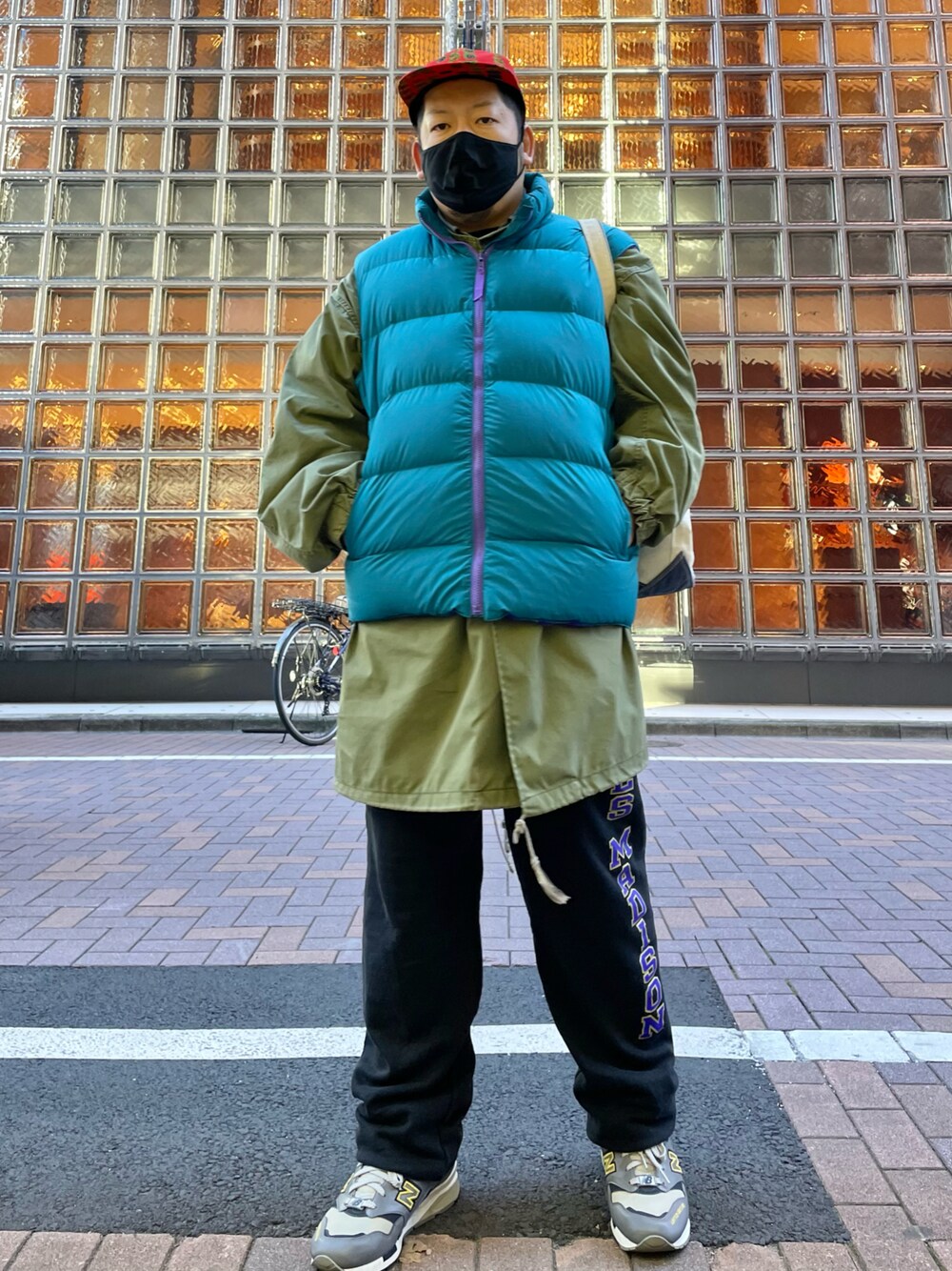 MOUNTAIN EQUIPMENTのダウンベストを使ったメンズ人気ファッション