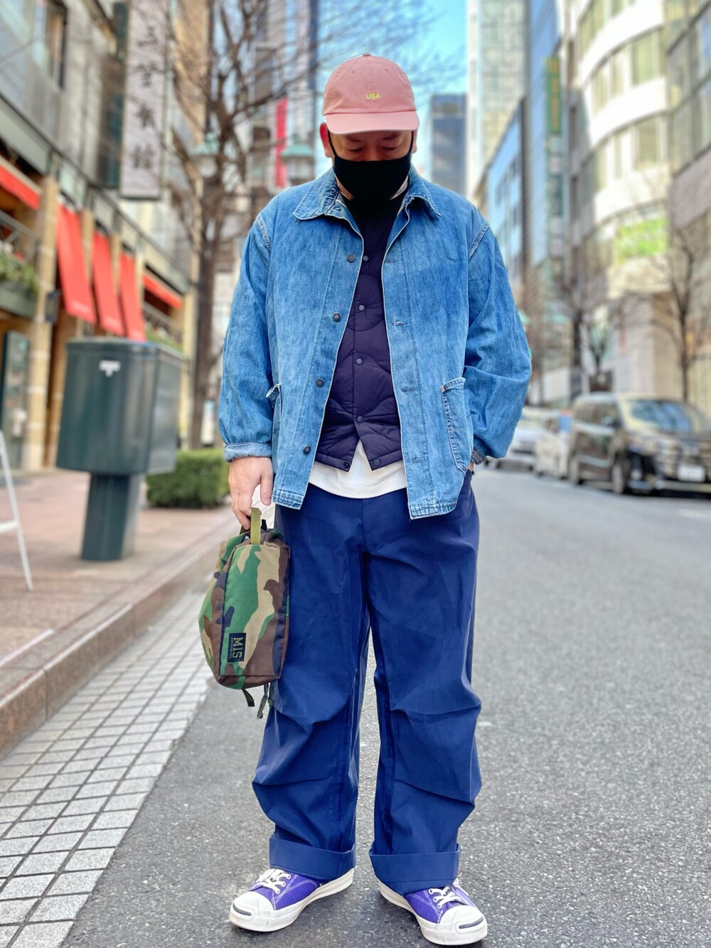 「休日スタイル、古着MIX、大人カジュアル、冬コーデ、春コーデ、スニーカーコーデ、カジュアル、コンバース、ダウンベスト、キャップ、ミニバッグ、マンシングウェア、MUNSINGWEAR、ミリタリー、カバーオール」｜「UNIQLOのアイテム（ダウンベスト、ブラック系）」を使った、SuGaKeNさん（メンズ・170cm）の冬コーディネートの1枚目の写真