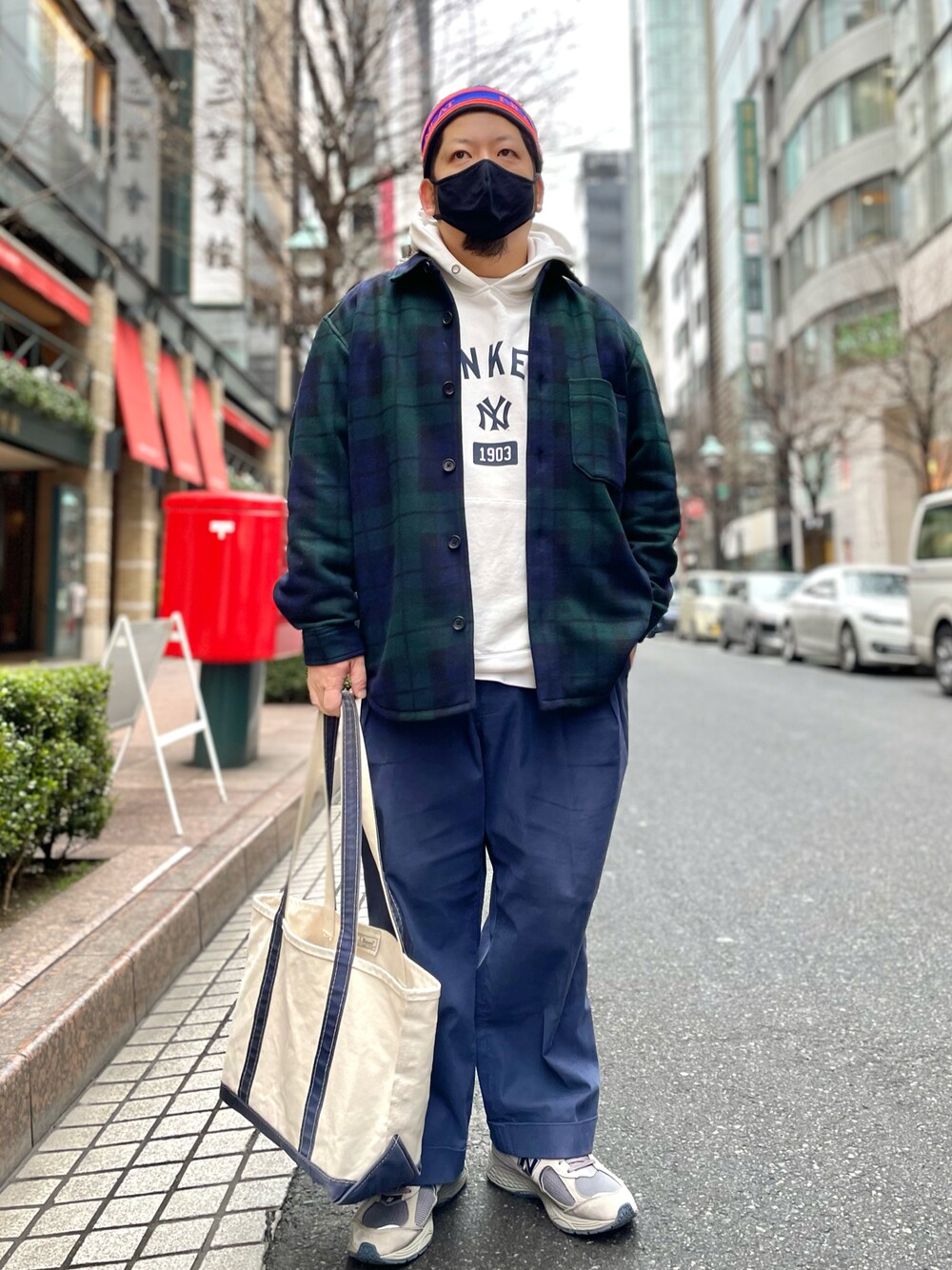 「ニット帽、冬コーデ、大人カジュアル、カジュアルコーデ、スラックス、パーカー、ワイドパンツ、ニットキャップ、トートバッグ、ニューバランス、ブラックウォッチ、マンシングウェア、MUNSINGWEAR、休日スタイル、古着」｜「NEATのアイテム（ニットキャップ/ビーニー、ブルー系）」を使った、SuGaKeNさん（メンズ・170cm）の冬コーディネートの1枚目の写真