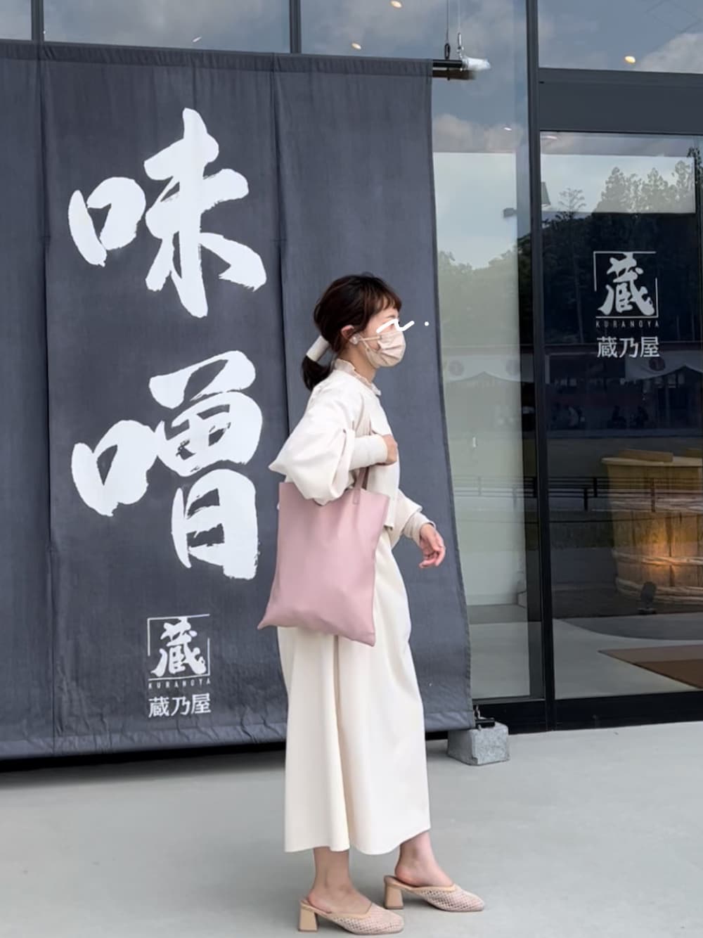 「休日スタイル、淡色コーデ、淡色女子、低身長、低身長コーデ、骨格ウェーブ、イエベ秋、イエベオータム」｜「GRLのスクエアトゥメッシュミュールサンダル（サンダル、ホワイト系）」を使った、yun骨格ウェーブ／イエベ秋さん（レディース・148cm）の冬コーディネートの1枚目の写真