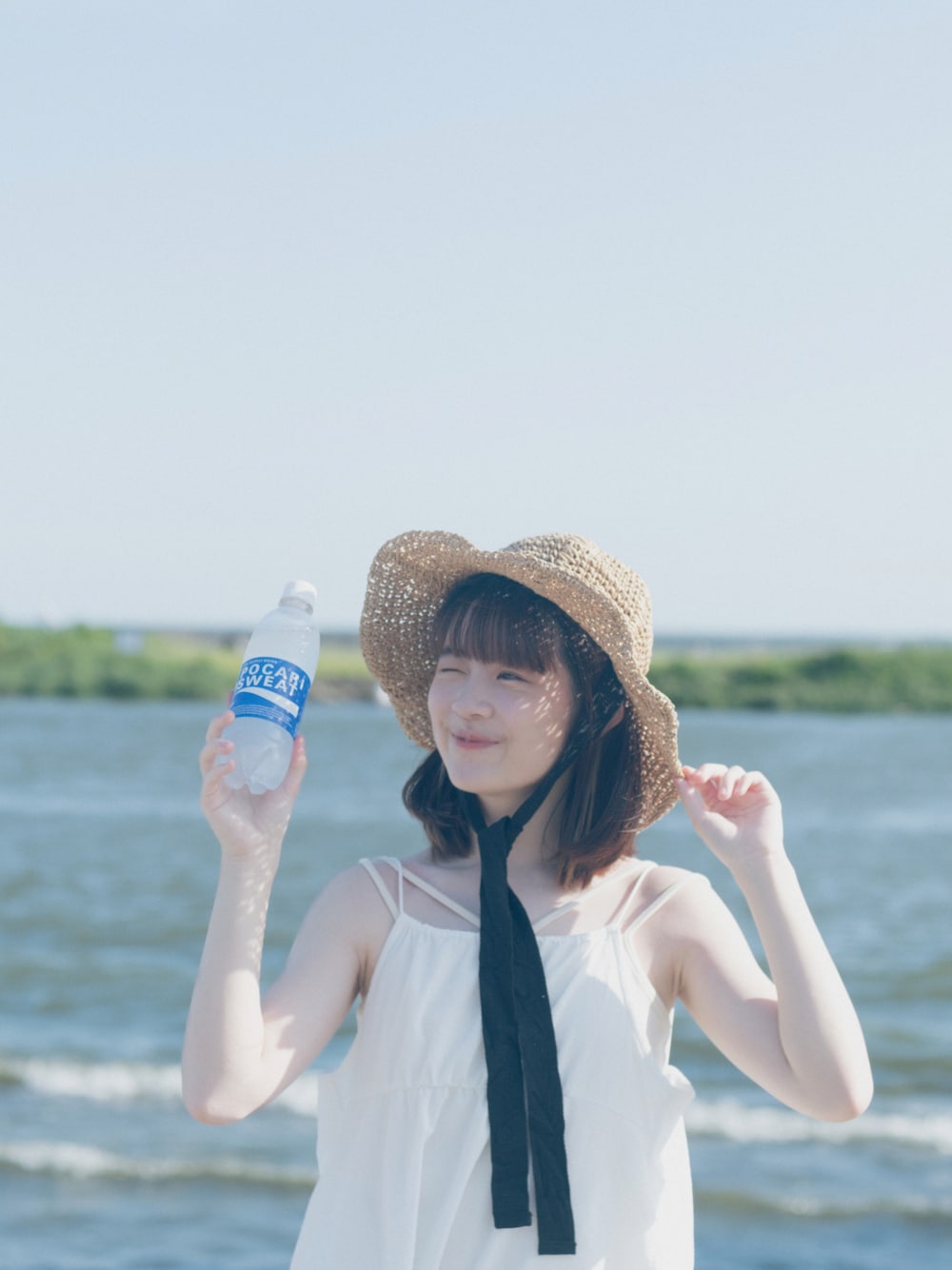「夏コーデ、海、海コーデ、お出かけコーデ、夏服、おしゃれさんと繋がりたい、むぎわら帽子、ポカリスウェット、旅行」｜「idemのribbon straw hat/リボン付きストローハット（ハット、ベージュ系）」を使った、イボンさん（レディース・158cm）の夏コーディネートの1枚目の写真