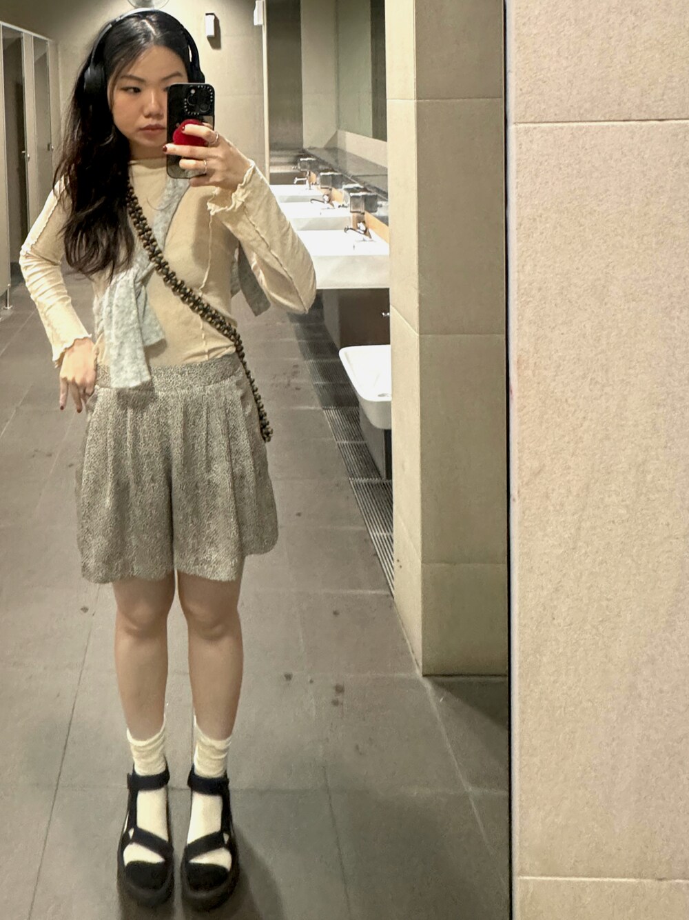 「MANGOのアイテム（パンツ、その他）」を使った、aglotchさん（レディース・166cm）の秋コーディネートの1枚目の写真