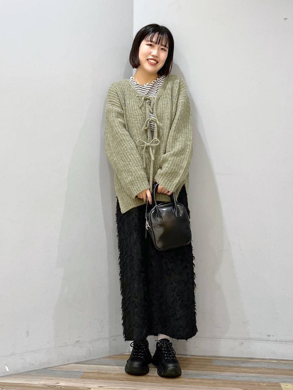 ホワイト系のTシャツ/カットソー、ブラック系のボストンバッグ、ブラック系のスニーカーを着用したレディースの冬コーディネートの1枚目の写真