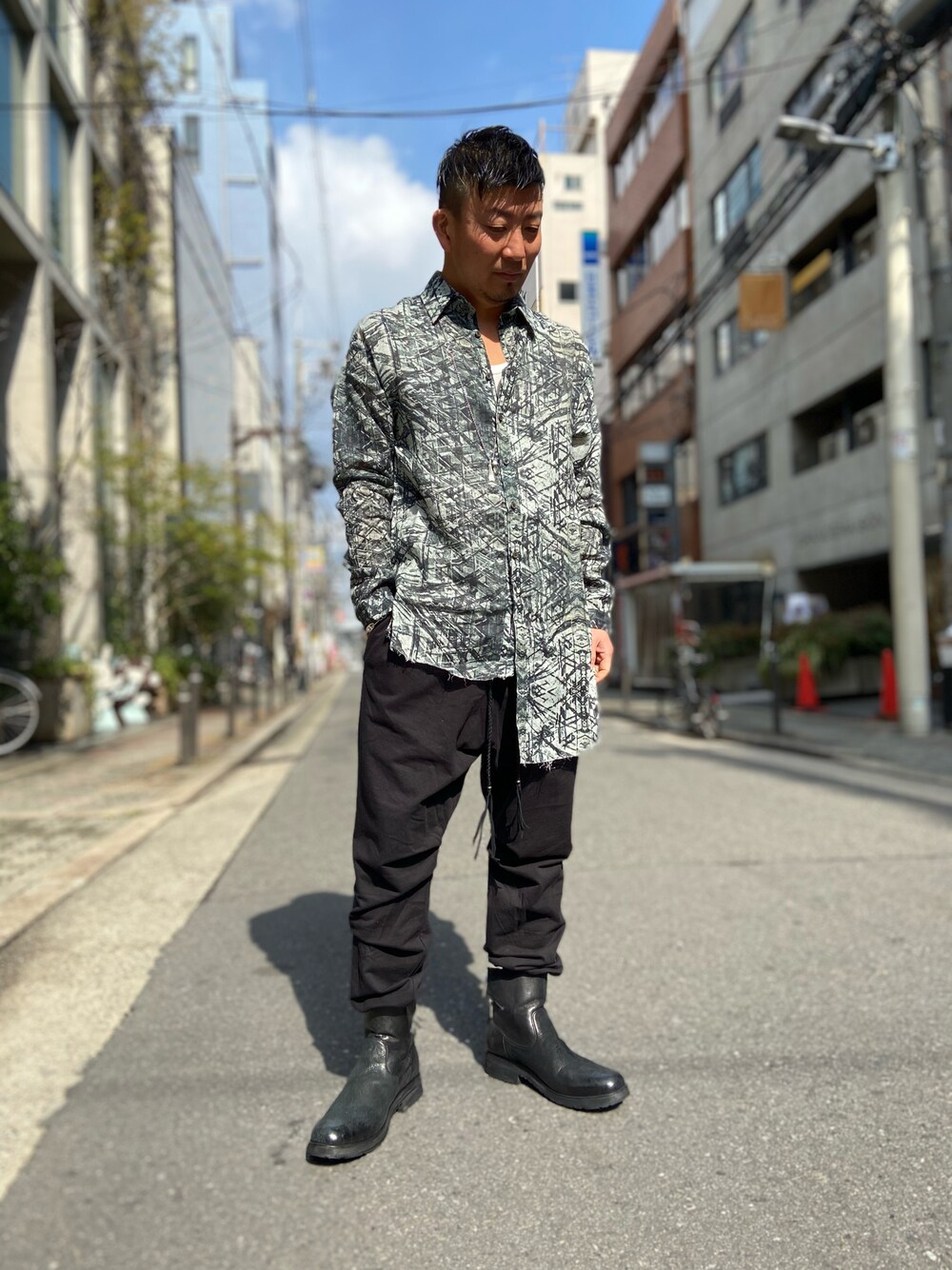 「休日スタイル、大人コーデ、シンプル、リラックススタイル、キレイめ、休日コーデ、モノトーンコーデ、シャツスタイル、シャツ、ブーツ、ブーツイン」｜「14th Addictionの【別注】14th Addiction/フォーティーンスアディクション/ CROSS ZIP BOOTS /クロスジップブーツ（ブーツ、ブラック系）」を使った、shigeさん（メンズ・168cm）の冬コーディネートの1枚目の写真