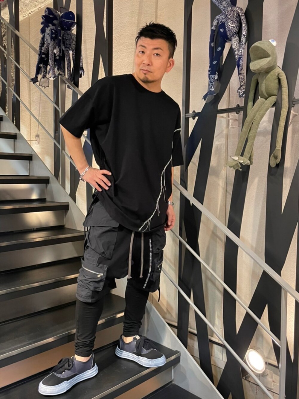 「はじめましてコーデ、春、大人カジュアル、今日のコーデ、スニーカーコーデ、低身長、ブラック、ビックシルエット、モード、モノトーン」｜「KMRiiのKMRii/ケムリ/SideShirringPullover02/RF（Tシャツ/カットソー、ブラック系）」を使った、shigeさん（メンズ・168cm）の春コーディネートの1枚目の写真