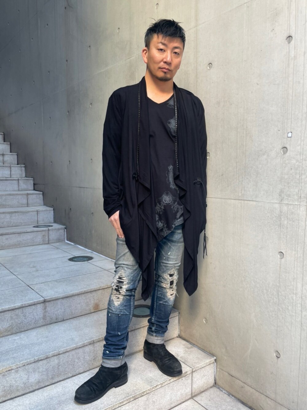 「カーディガン、ロングカーディガン、モード、キレイめ、おしゃれさんと繋がりたい、ストリートファッション、オトナカジュアル、リラックススタイル、きれいめカジュアル、ブラックコーデ、チョコ色に染まれ」｜「KMRiiの【別注】KMRii/ケムリ/Magnolia Cross Drape CD（カーディガン/ボレロ、ブラック系）」を使った、shigeさん（メンズ・168cm）の冬コーディネートの1枚目の写真