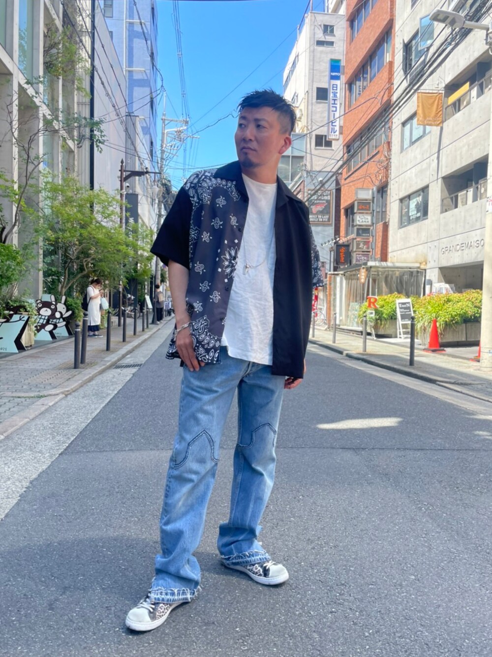 ブラック系のシャツ/ブラウス、ブルー系のデニムパンツ、その他のスニーカーを着用したメンズの夏コーディネートの1枚目の写真