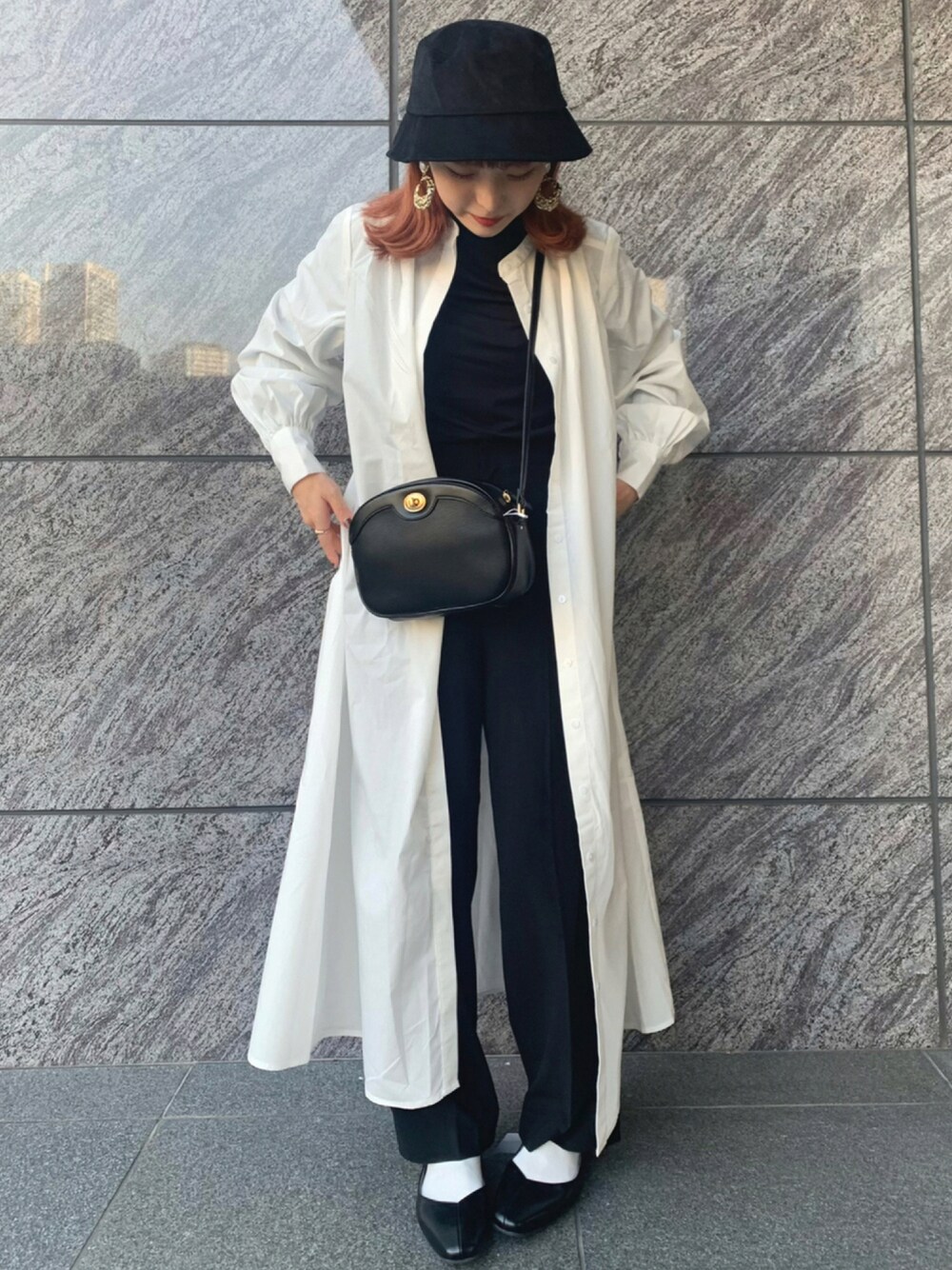 ブラック系のTシャツ/カットソー、ブラック系のその他パンツ、ブラック系のパンプスを着用したレディースの秋コーディネートの1枚目の写真