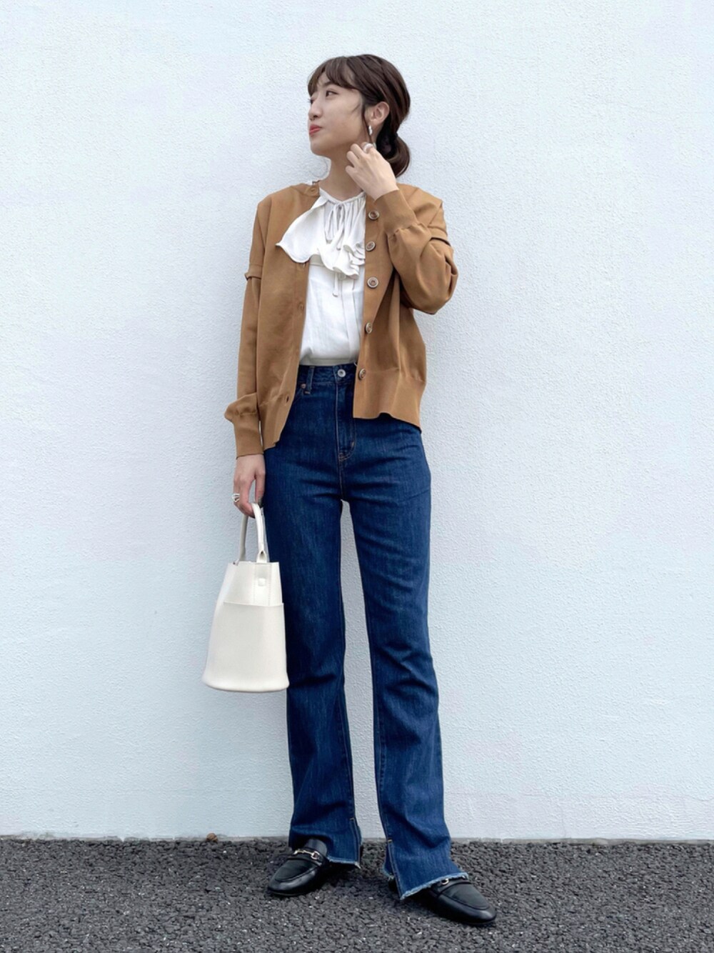 ホワイト系のシャツ/ブラウス、イエロー系のカーディガン/ボレロ、ブラウン系のトートバッグを着用したレディースの秋コーディネートの1枚目の写真