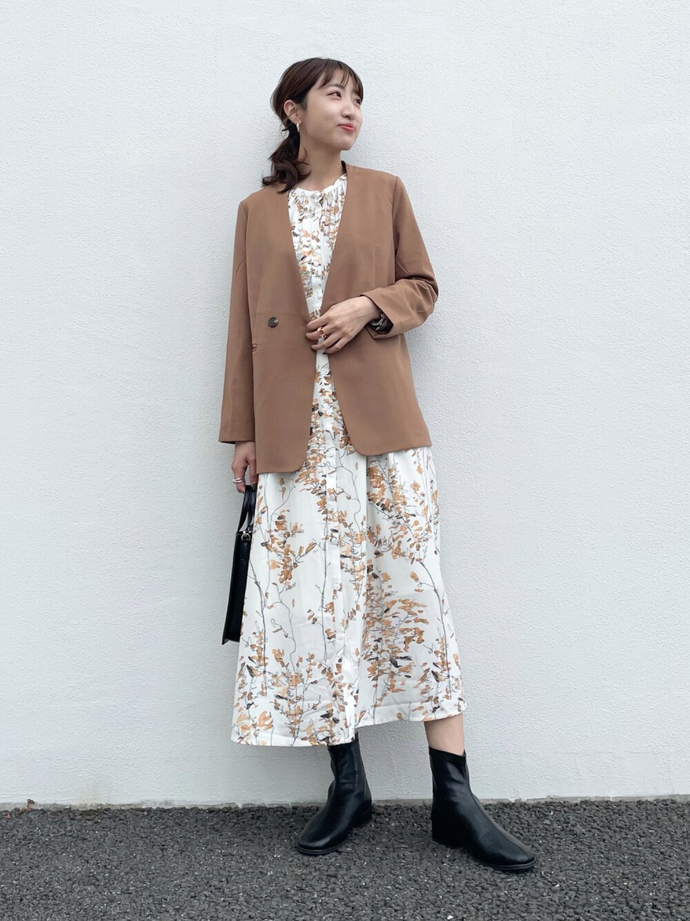 「休日スタイル、プチプラ、SENSEOFPLACE、きれいめカジュアル、スクエアバッグ、好きな秋服、ノーカラージャケット、花柄ワンピース、秋コーデ」｜「SENSE OF PLACE by URBAN RESEARCHのリーフプリントウエストタックワンピース（ワンピース、ホワイト系）」を使った、みやりなさん（レディース・167cm）の秋コーディネートの1枚目の写真