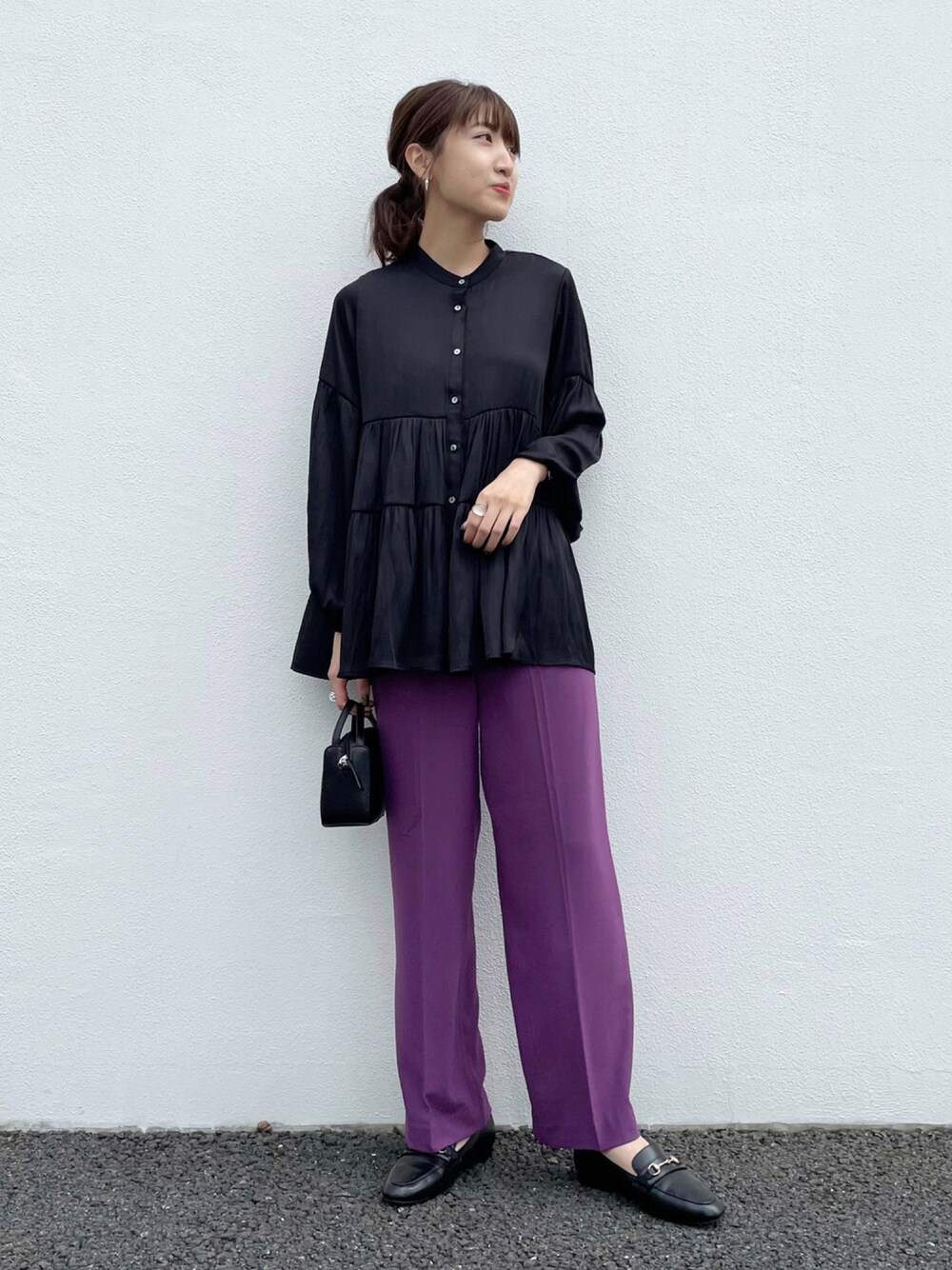 ブラック系のシャツ/ブラウス、パープル系のその他パンツ、イエロー系のショルダーバッグを着用したレディースの秋コーディネートの1枚目の写真