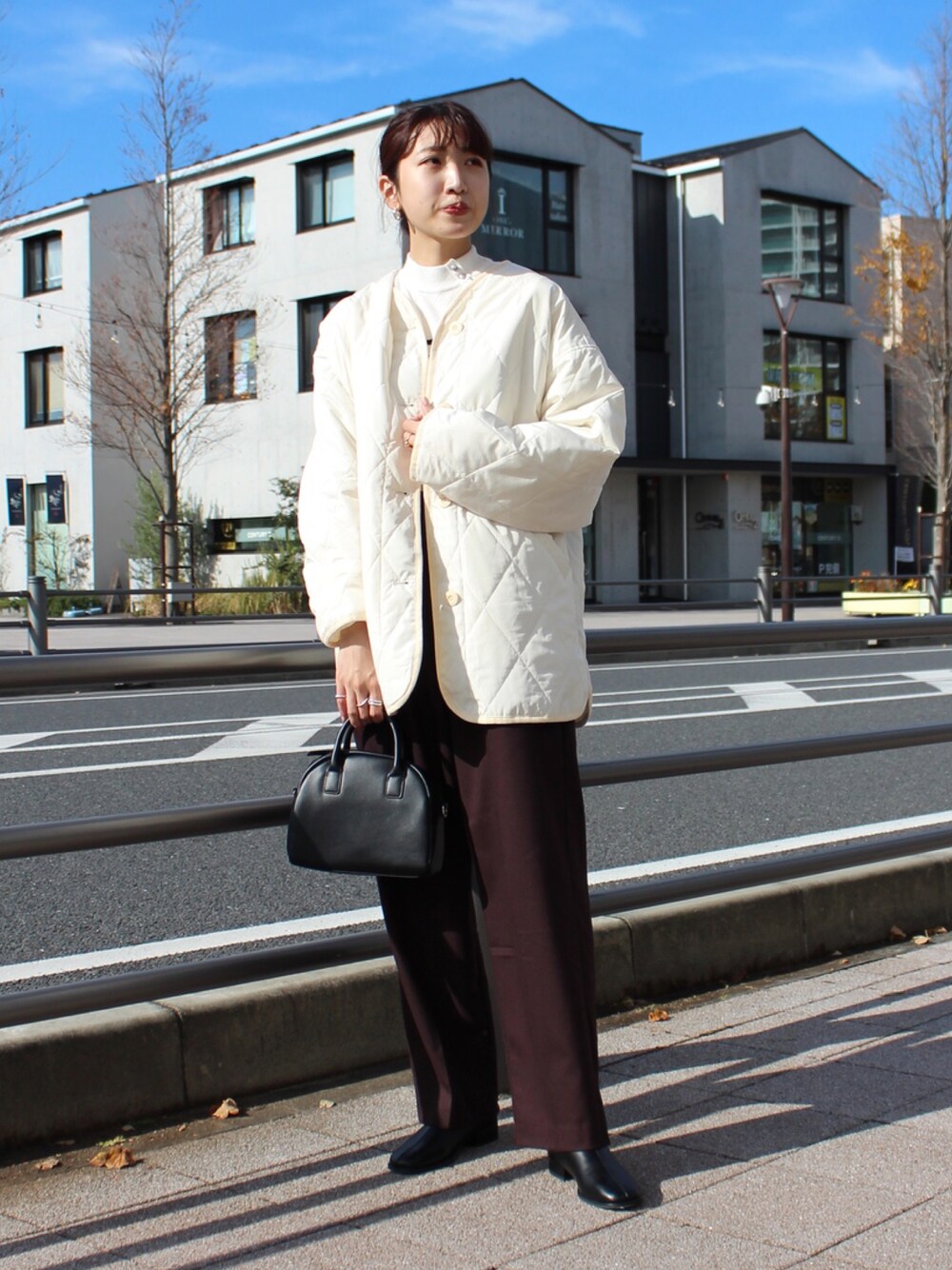 ホワイト系のその他アウター、ホワイト系のニット/セーター、ブラック系のショルダーバッグを着用したレディースの秋コーディネートの1枚目の写真