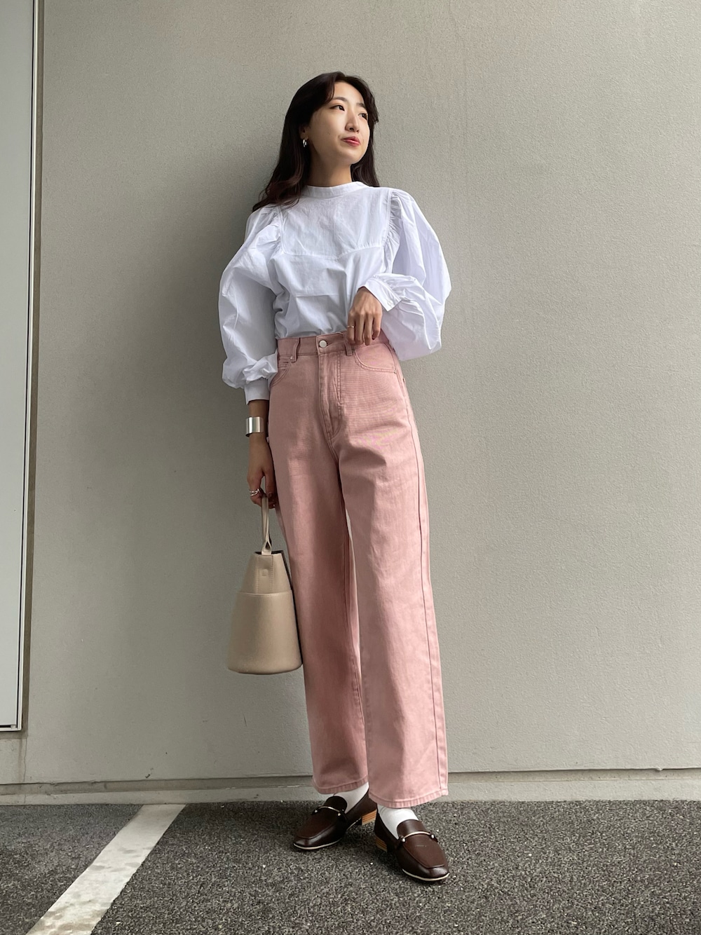 ホワイト系のシャツ/ブラウス、ピンク系のデニムパンツ、ブラウン系のローファーを着用したレディースの冬コーディネートの1枚目の写真