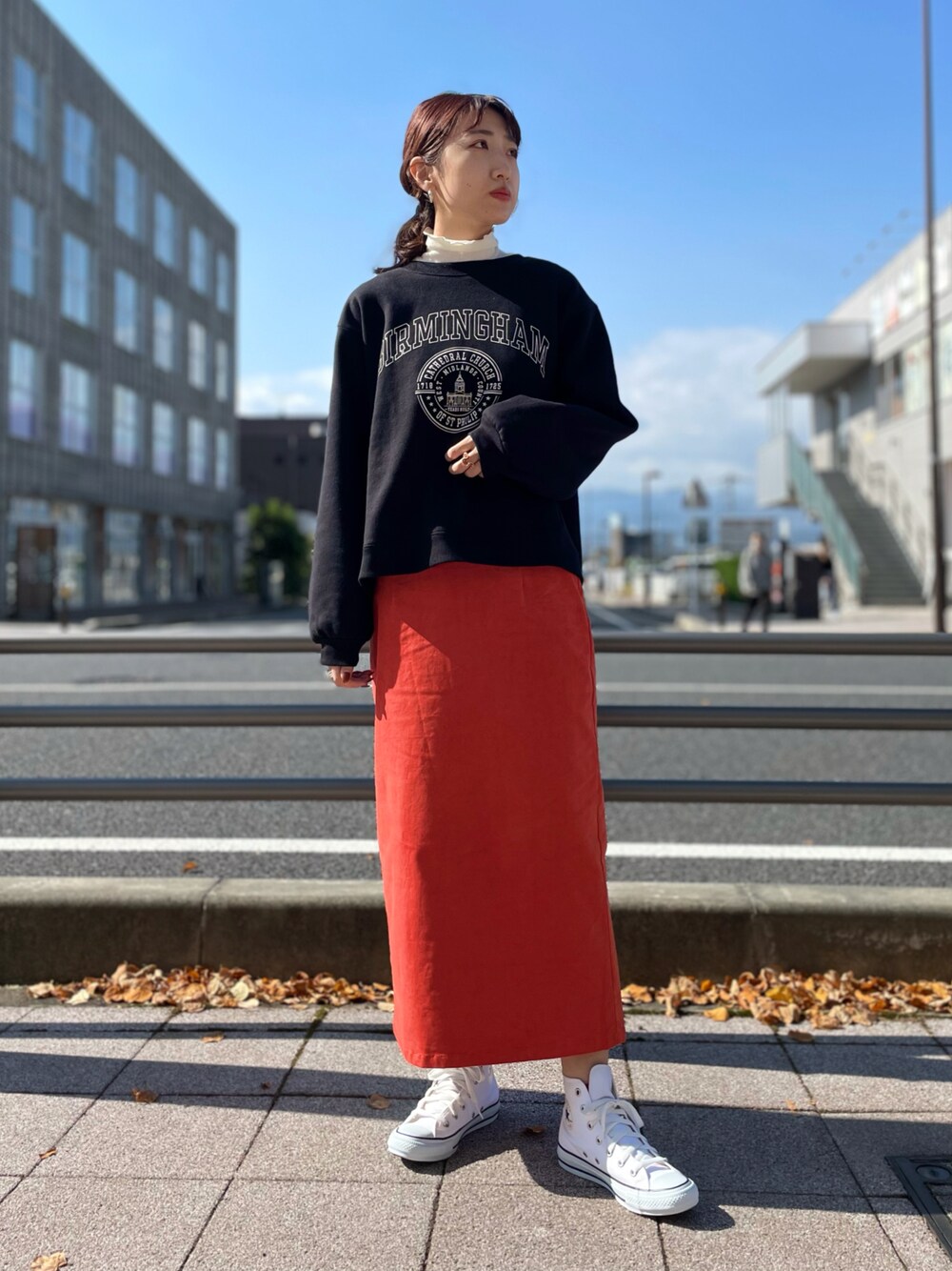 ホワイト系のTシャツ/カットソー、ブラック系のスウェット、ホワイト系のその他シューズを着用したレディースの秋コーディネートの1枚目の写真
