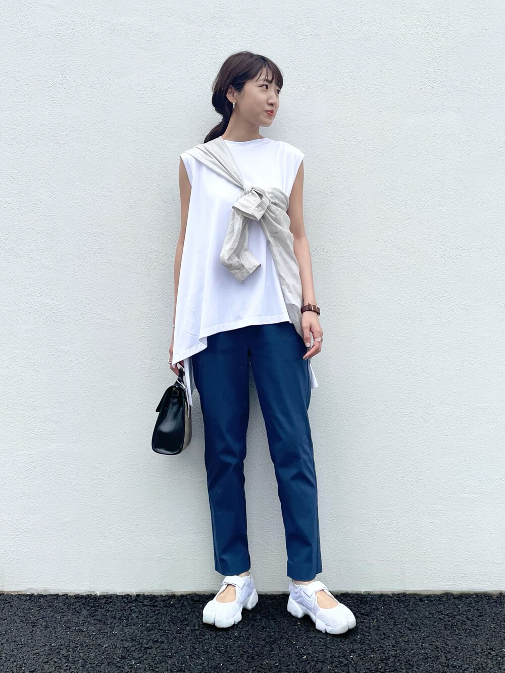 グリーン系のTシャツ/カットソー、パープル系のシャツ/ブラウス、ブラウン系のショルダーバッグを着用したレディースの夏コーディネートの1枚目の写真