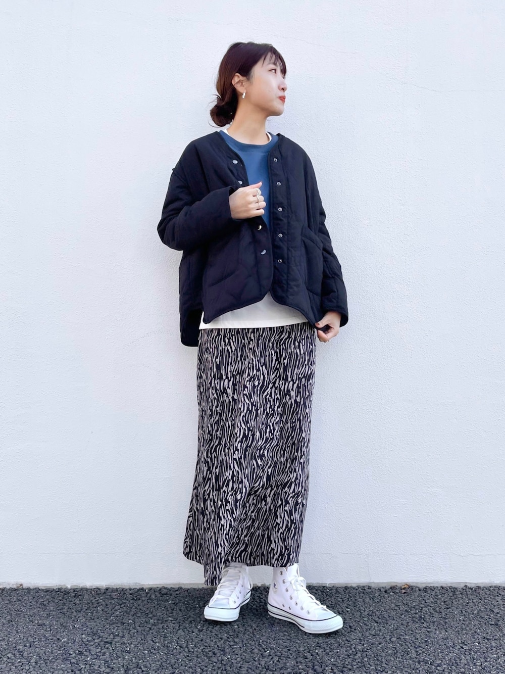 ブラック系のナイロンジャケット、ブルー系のスウェット、ベージュ系のTシャツ/カットソーを着用したレディースの秋コーディネートの1枚目の写真