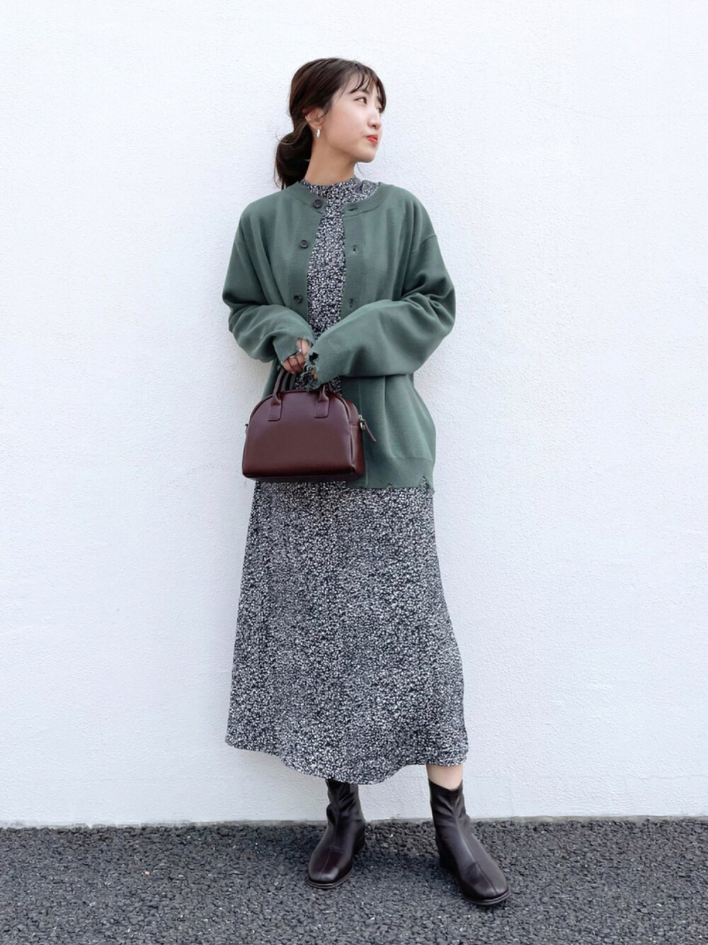 ブラック系のワンピース、グリーン系のカーディガン/ボレロ、ブラウン系のショルダーバッグを着用したレディースの夏コーディネートの1枚目の写真