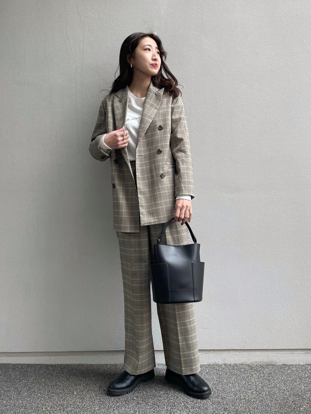 その他のテーラードジャケット、その他のその他パンツ、ブラック系のトートバッグを着用したレディースの冬コーディネートの1枚目の写真