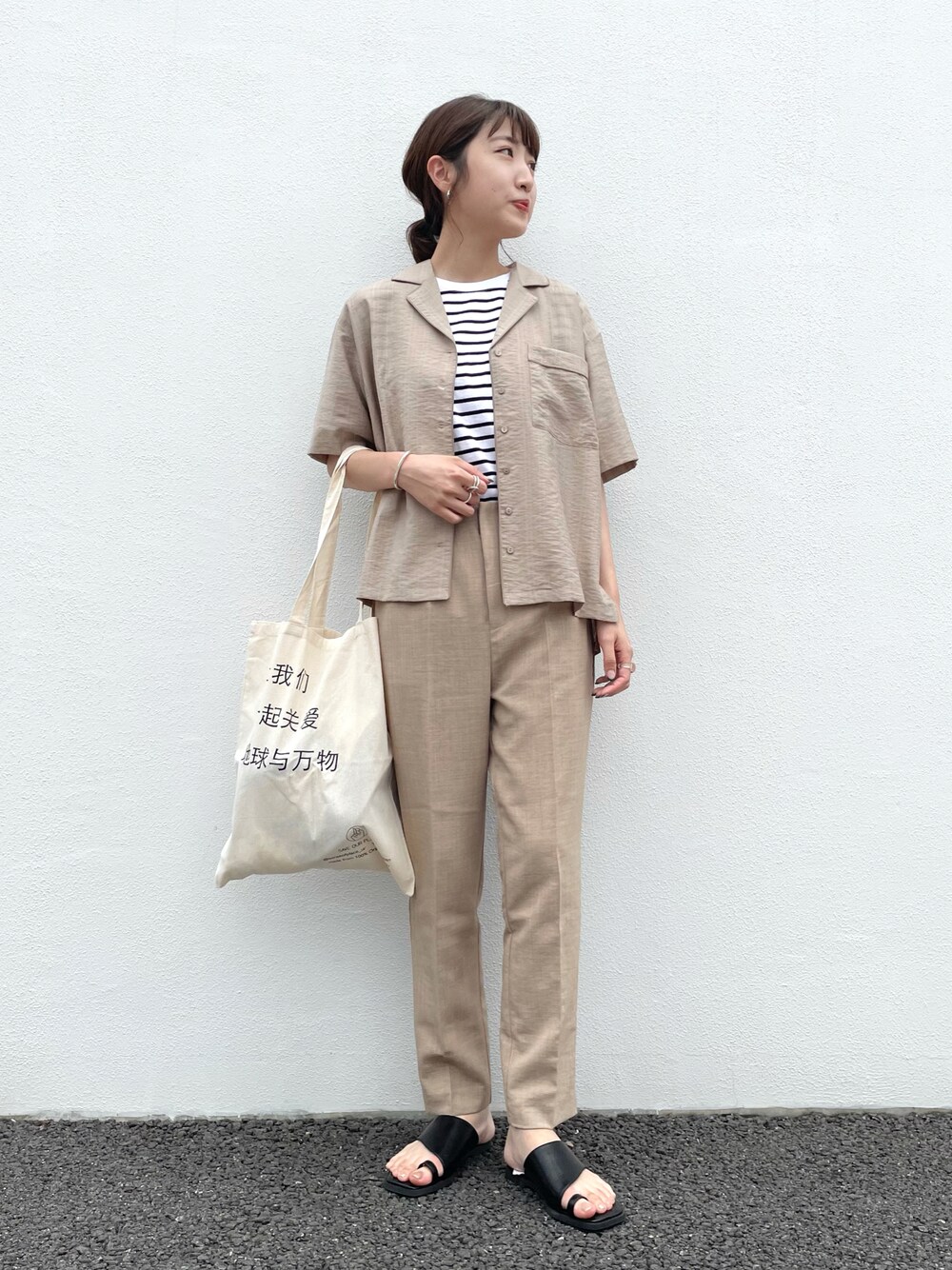 ブルー系のTシャツ/カットソー、ベージュ系のシャツ/ブラウス、グリーン系のその他パンツを着用したレディースの夏コーディネートの1枚目の写真
